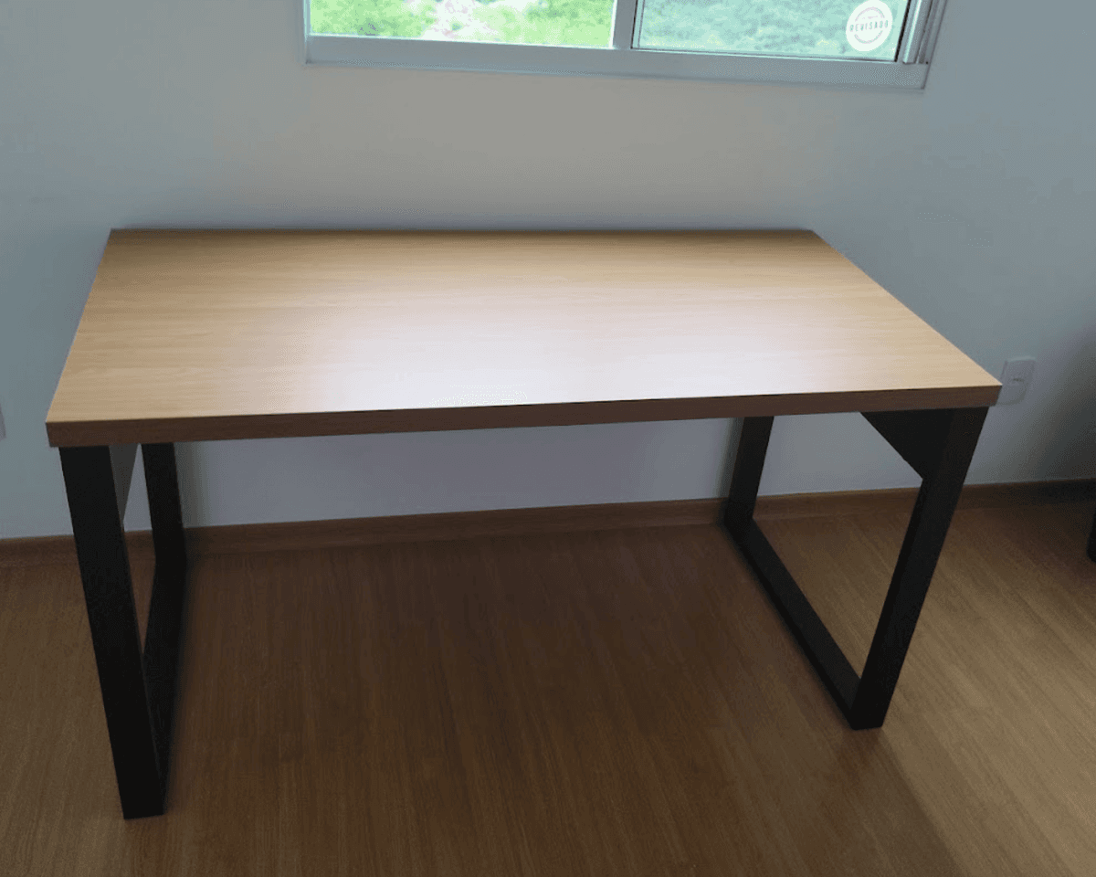 Montagem de Mesa Estilo Industrial